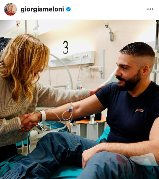 Meloni in visita ai due agenti abruzzesi feriti: "Non sono scontri, si chiama tentato omicidio"